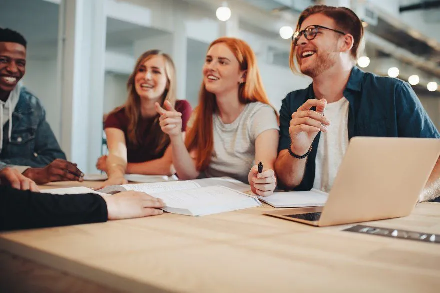 Eğitim salonunda finansal sunum